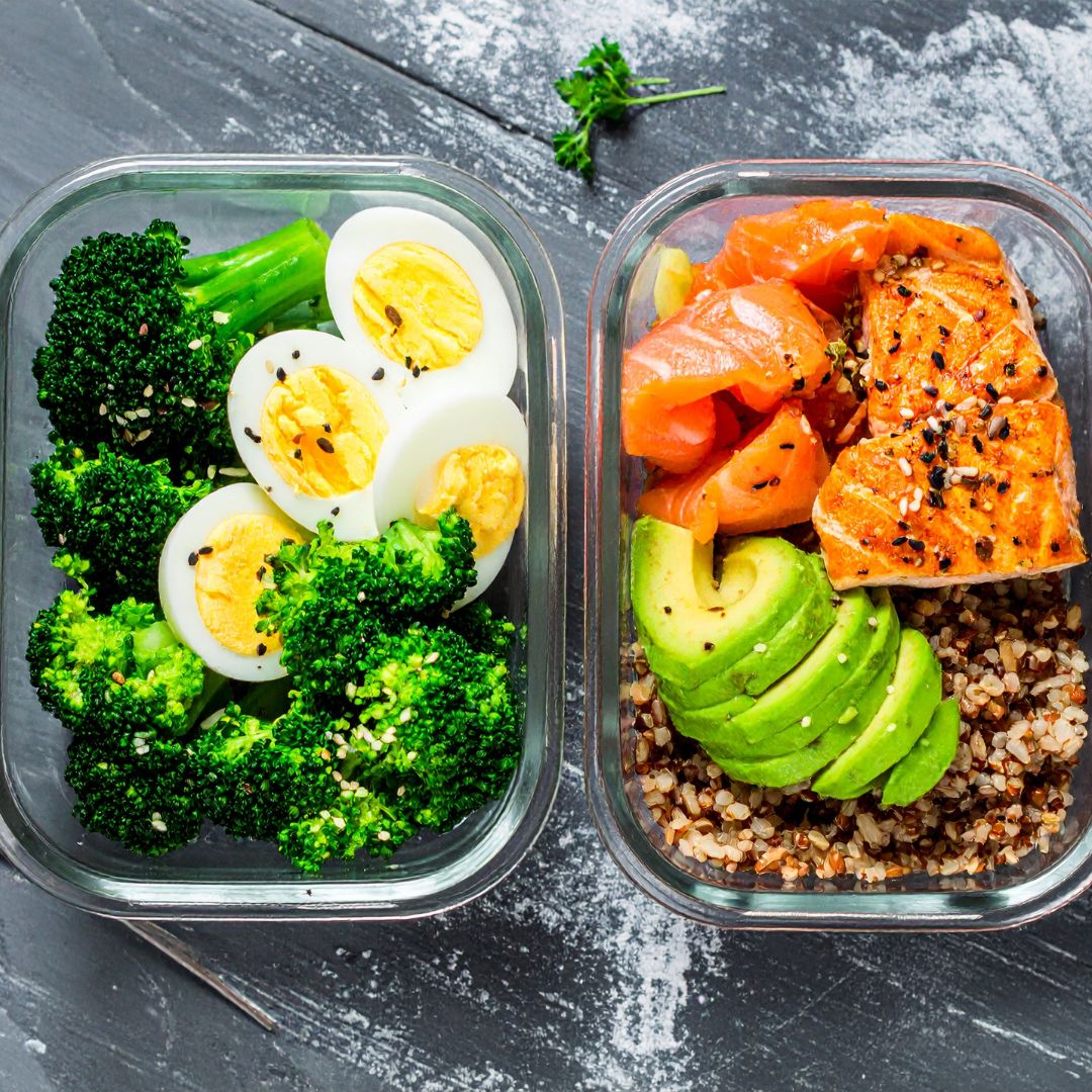 Plate with salmon, quinoa and broccoli supporting blood sugar balance in insulin resistance.